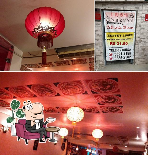 Sente em uma das mesas no Shanghai