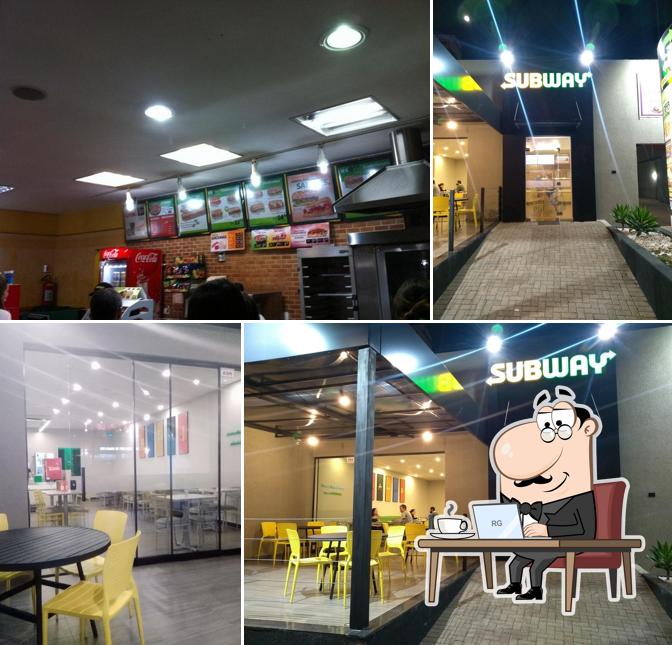 Sente em uma das mesas no Subway