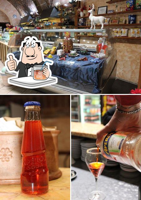 Dai un’occhiata alla foto che mostra la bevanda e cibo di Bar 2000