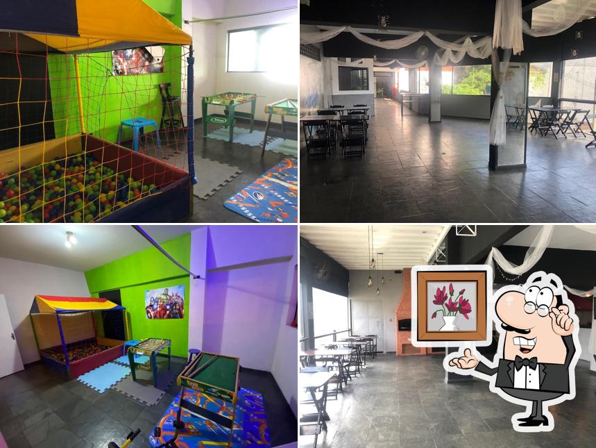 Sente em uma das mesas no Burger House Diadema