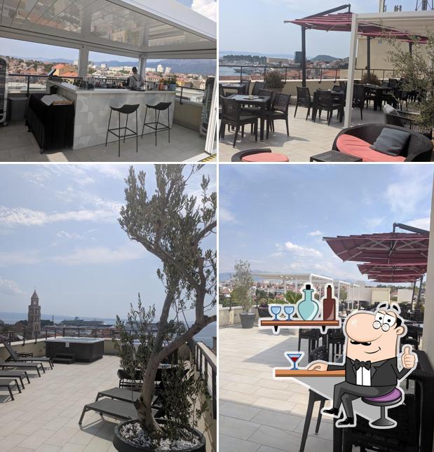 Installez-vous à l'une des tables de Split Rooftop Bar