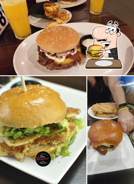Peça um dos hambúrgueres servidos no Don Hamburgo