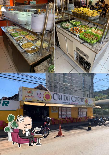 A interior e exterior do restaurante