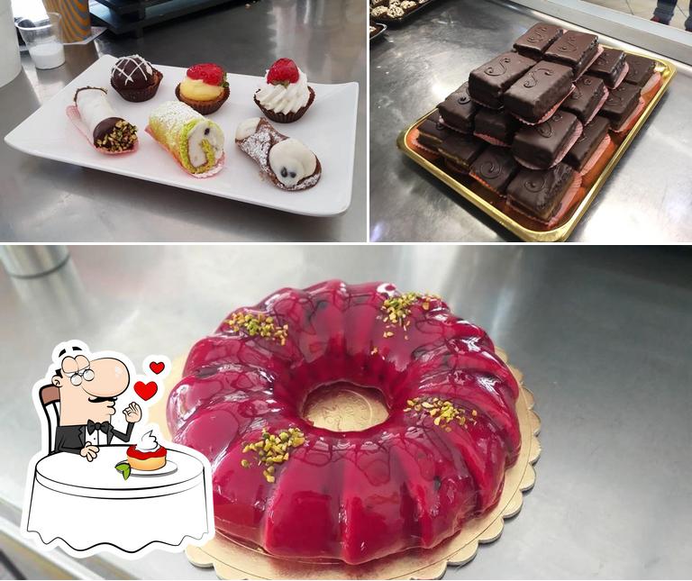 Bar S. Rosalia serve un'ampia selezione di dolci