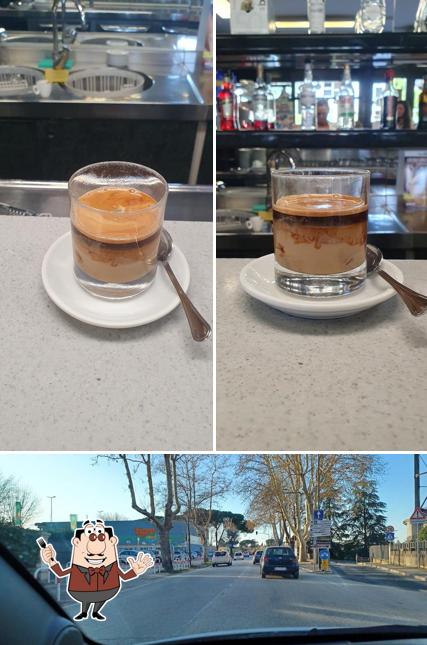 La immagine della cibo e esterno di Bar New York