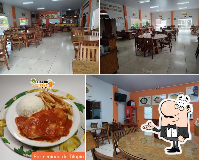 Sente em uma das mesas no Restaurante Ilha do Peixe