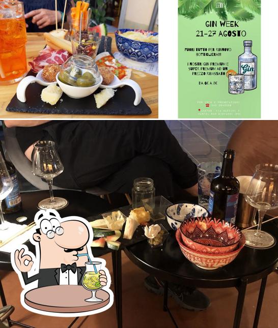 Goditi un drink dal menu