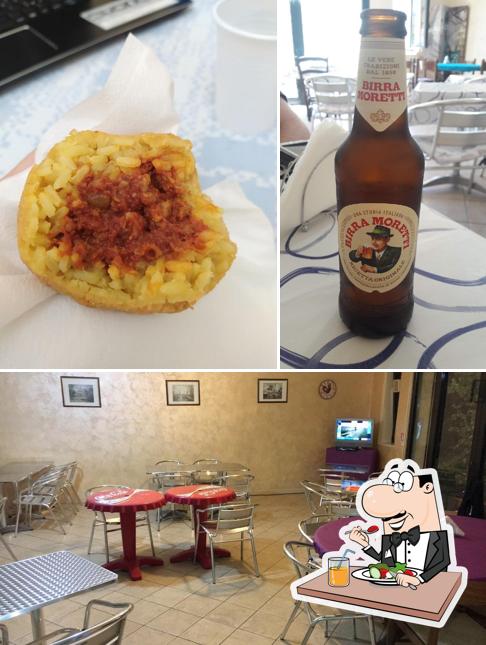 Rosticceria Il Gallo D'Oro Di Antonio Macaluso si caratterizza per la cibo e interni