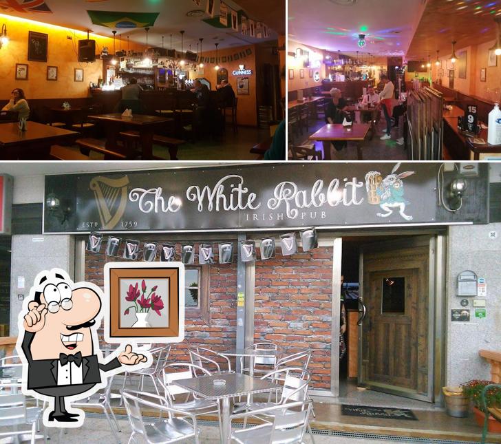 Dai un'occhiata agli interni di The White Rabbit Irish Pub