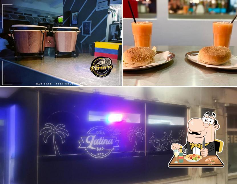 Tra le diverse cose da Bar Peña Latina si possono trovare la cibo e esterno