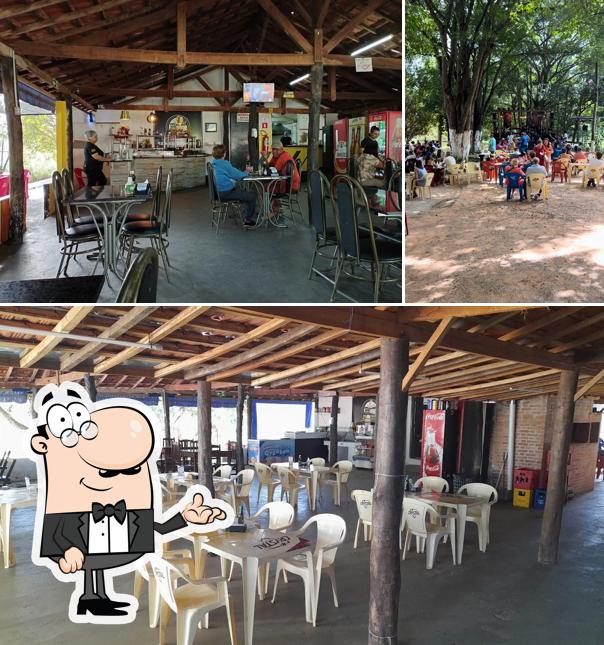 Sente em uma das mesas no Pesqueiro Rota do Sabor