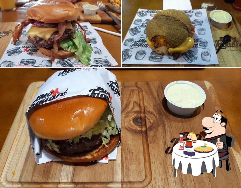 Peça um dos hambúrgueres servidos no Big X Jaguaré Hamburgueria
