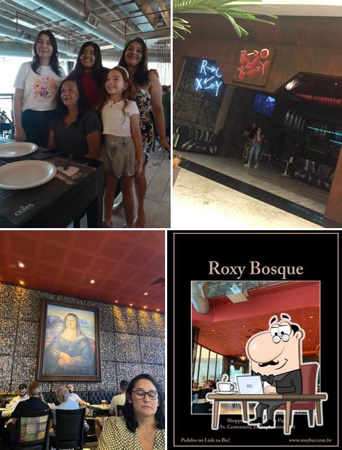 Sente em uma das mesas no Roxy Bar - Shopping Bosque Grão-Pará