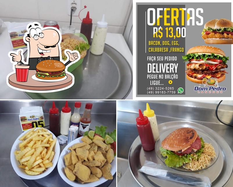 Peça um dos hambúrgueres oferecidos no Dom Pedro Lanches