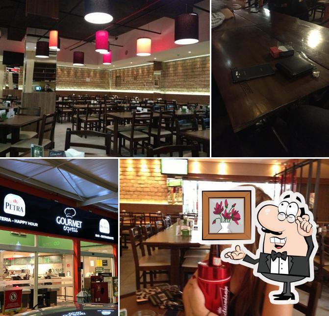 O interior do Gourmet Express