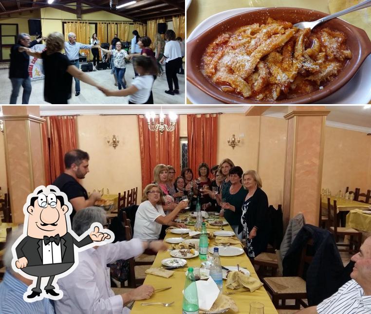 La immagine di interni e torta da La Conca