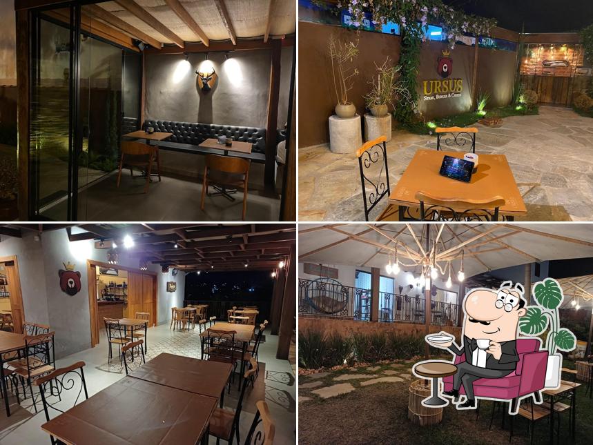 Sente em uma das mesas no Ursus House