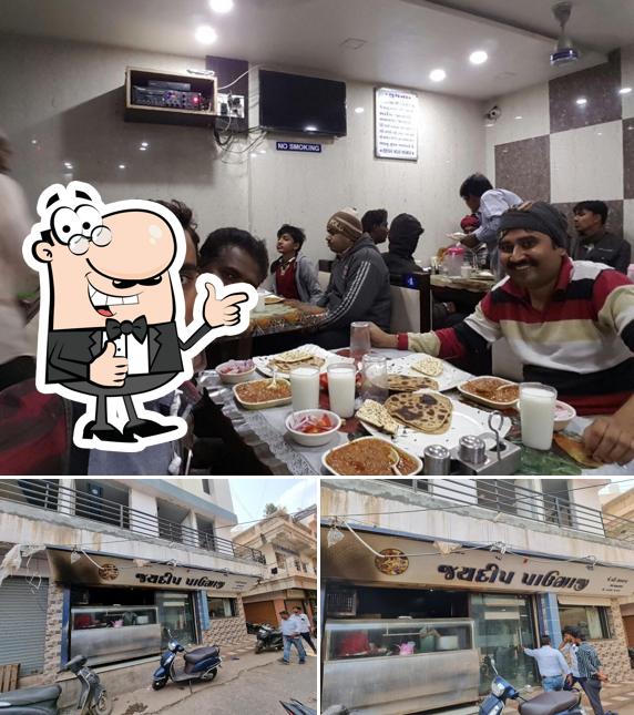 Here's a pic of Jaydeep Paubhaji