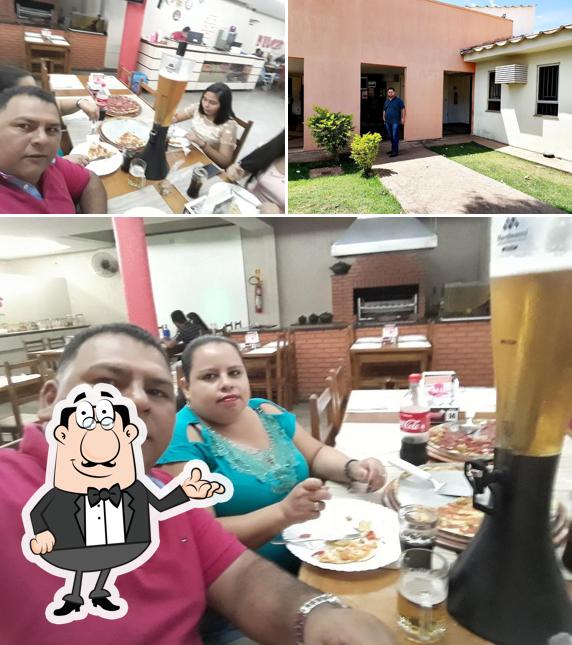 Sente em uma das mesas no D'Lucas Restaurante e Pizzaria
