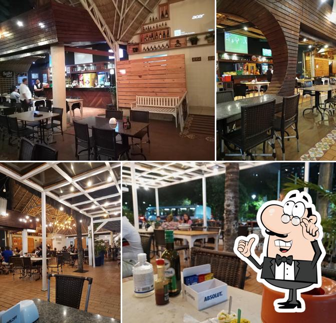 Sente em uma das mesas no Fuxiko beer