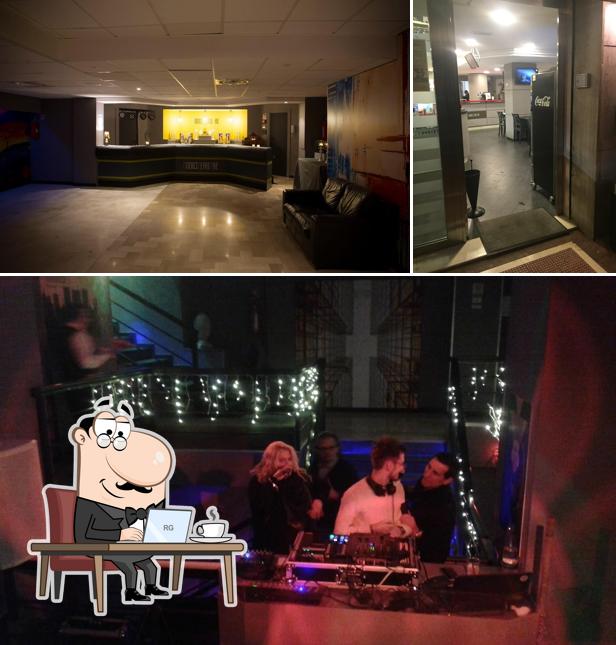 Siediti a un tavolo di 12ZER03 Discoclub