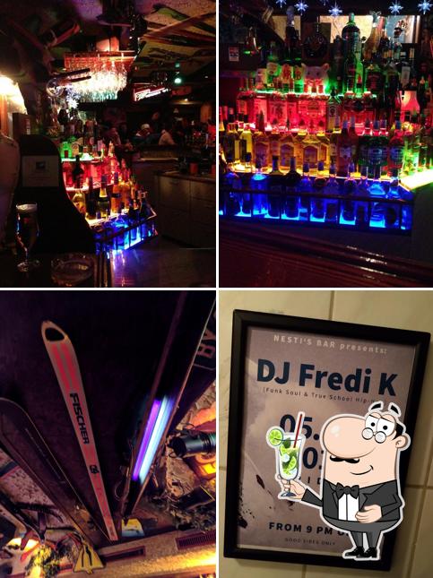 Goditi un drink a Nesti's Ski Bar