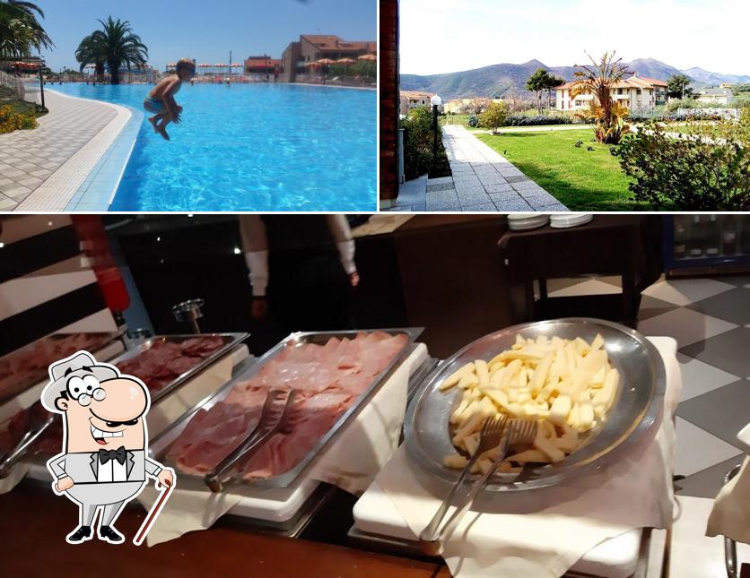 La immagine della esterno e cibo di Ai Pozzi Village Hotel & Resort