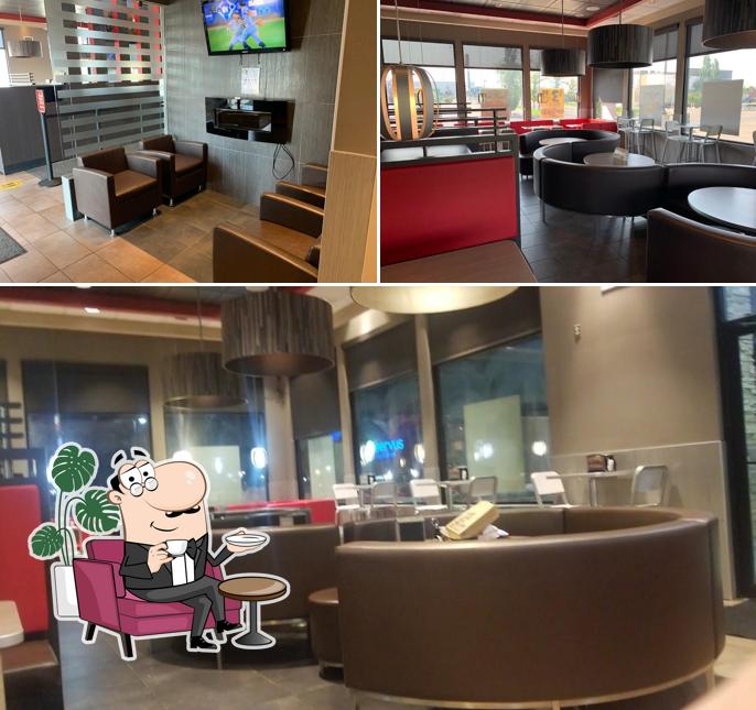 Installez-vous à l'une des tables de Carl's Jr