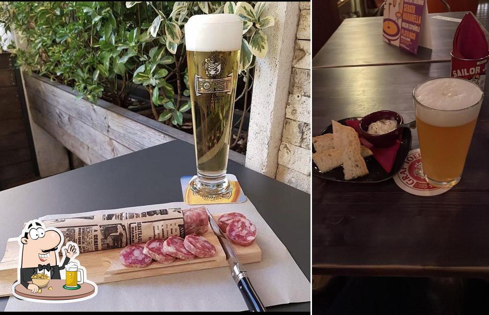 Puoi goderti un rinfrescante bicchiere di birra chiara o scura