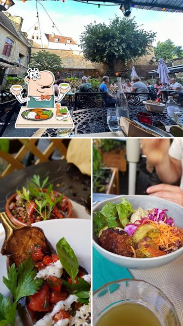 Parmi les diverses choses de la nourriture et la intérieur, une personne peut trouver sur La Chèvre & Le Chou - Sarlat