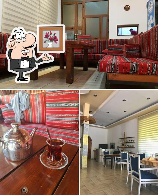 Installez-vous à l'une des tables de Restorant Arabesque