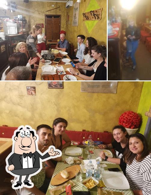 Dai un'occhiata agli interni di Cafè Alexander