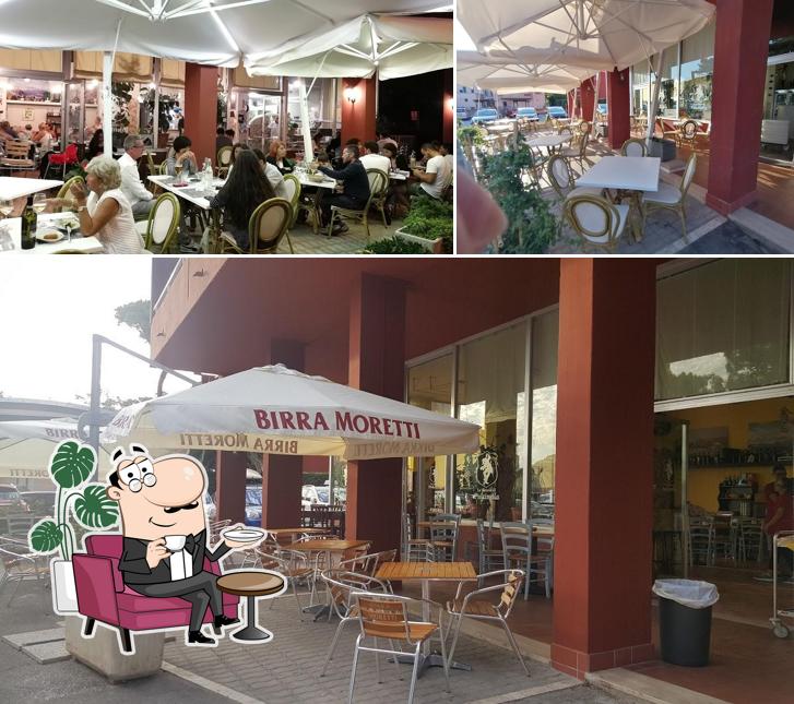 Siediti a un tavolo di La Taverna di Pulcinella
