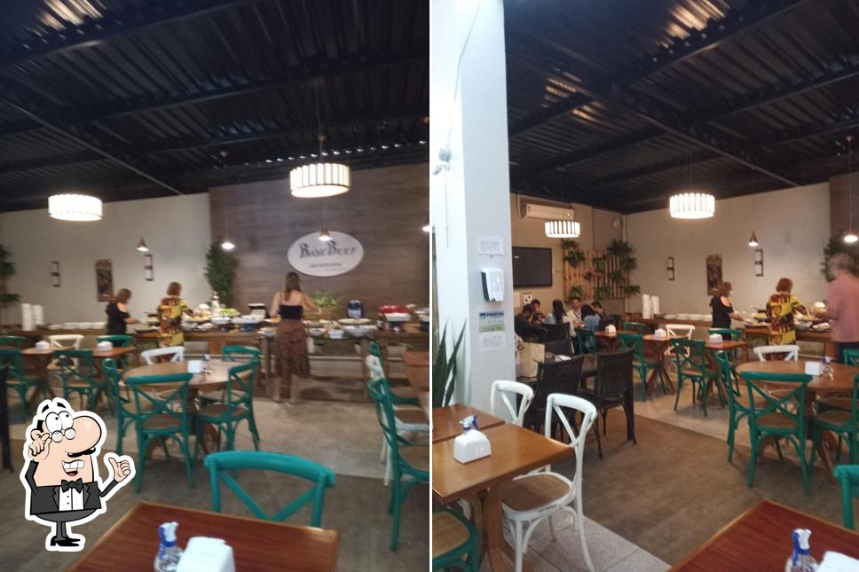 Sente em uma das mesas no Baby Beef Gastronomia