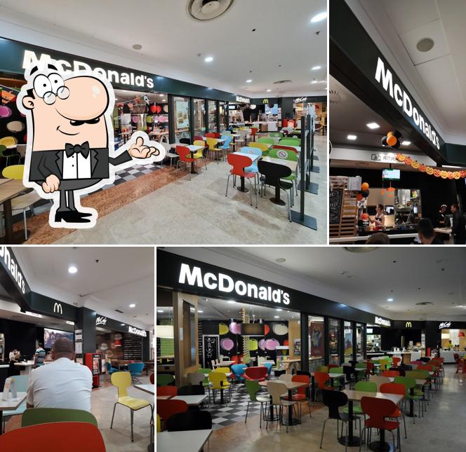 Siediti a un tavolo di McDonald's Erbusco