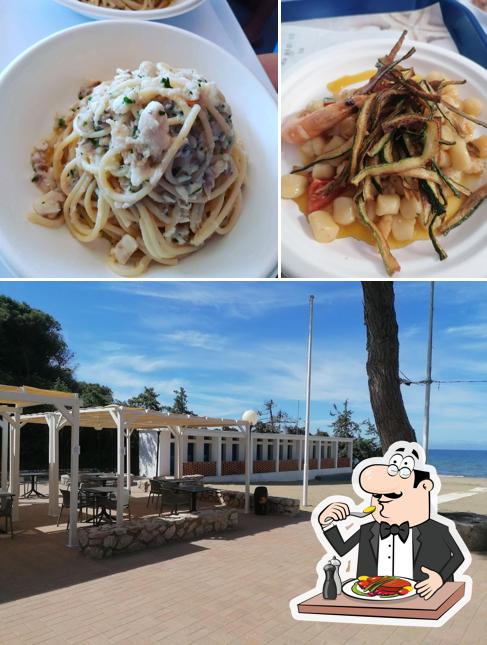 La immagine di cibo e esterno da Tirseno beach bar