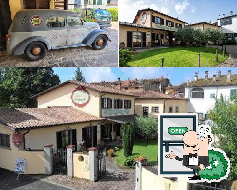 Curiosa tra l'area esterna di La Corte Dell'oca - Osterie