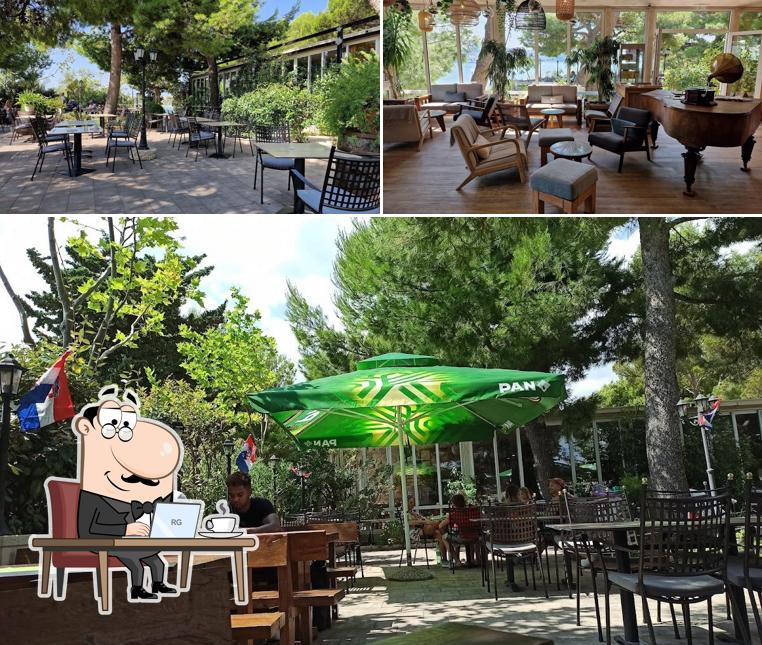 Siediti a un tavolo di Restoran Horus