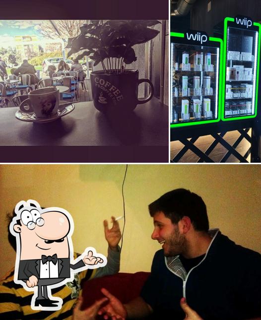 Dai un'occhiata agli interni di Caffe Bar Bravo