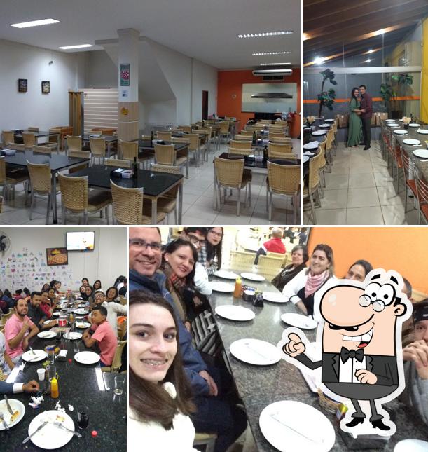 Sente em uma das mesas no Emporium da Pizza