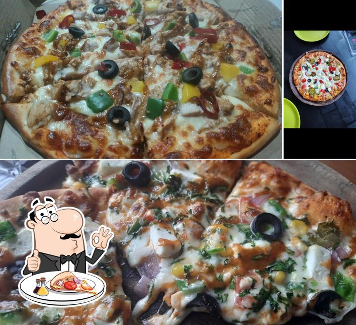 Try out pizza at Reedo Cafe