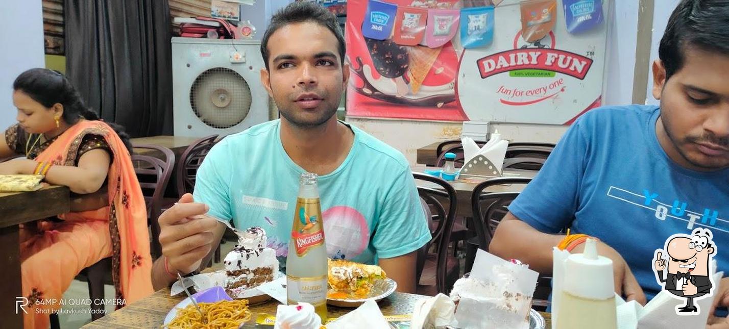 Here's a pic of Mini graduate bakery