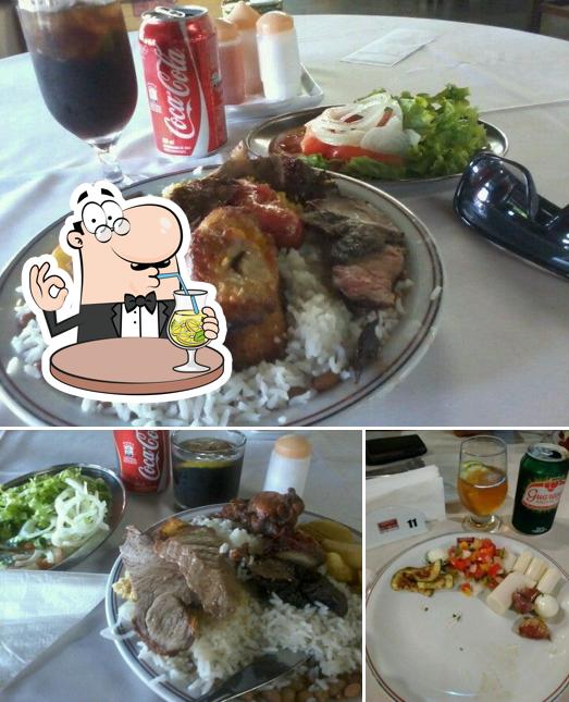 Tome uma bebida do menu