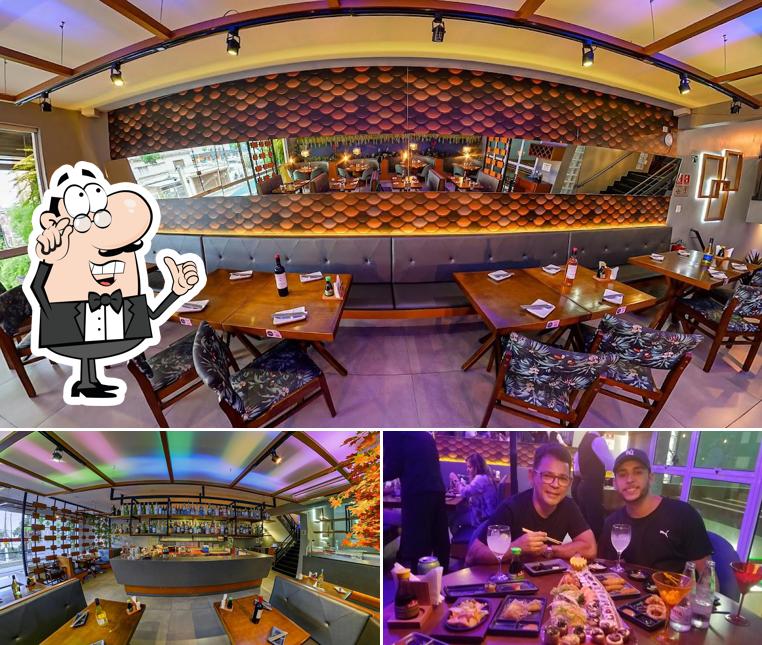 Sente em uma das mesas no Tojiro Sushi - Zona Norte - Restaurante Japonês & Rodízio