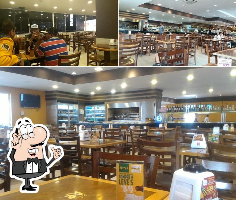 Sente em uma das mesas no Padaria Belas Artes KM 23