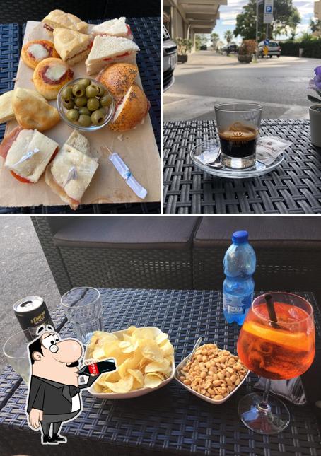 Dai un’occhiata alla immagine che raffigura la bevanda e cibo di Bar Piemonte