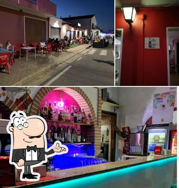 La immagine della interni e bancone da bar di GlamBar