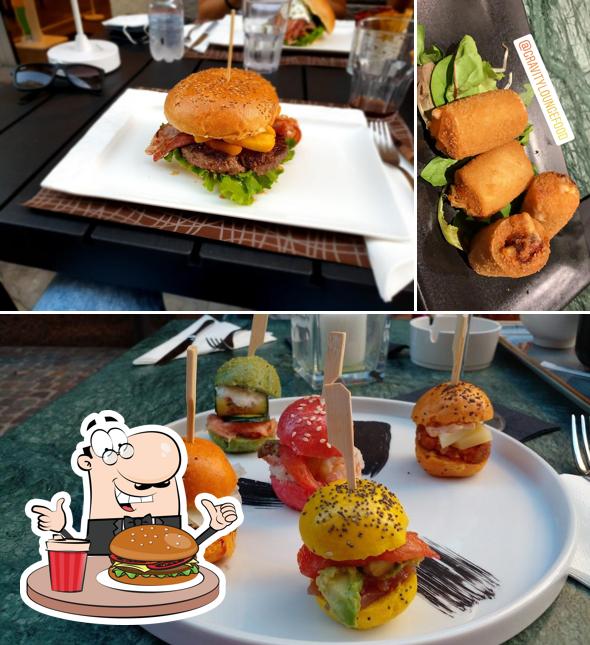 Ordina un hamburger a Gravity lounge & food