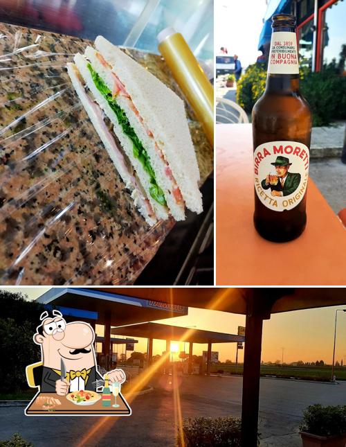 Bar Flamingo si caratterizza per la cibo e esterno