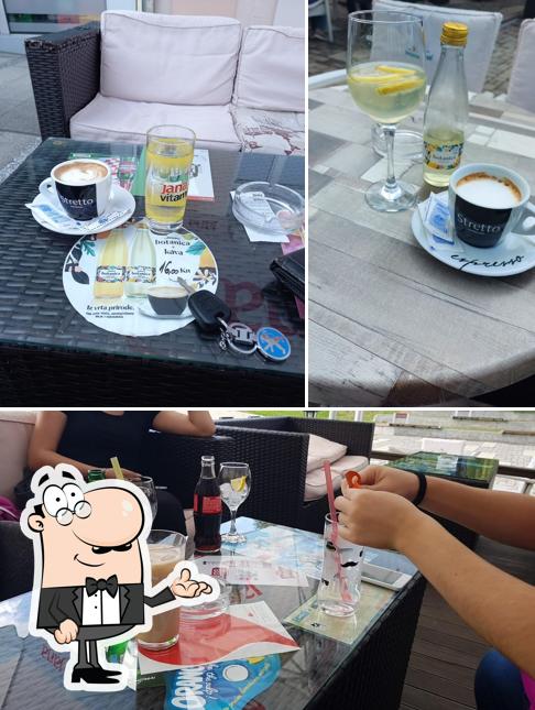 Siediti a un tavolo di Cafe "Novela"